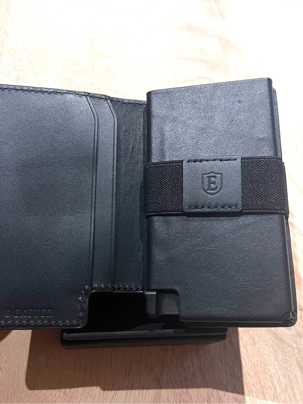 Ekster Aluminum Apple Air Tag Wallet w RFID NEW